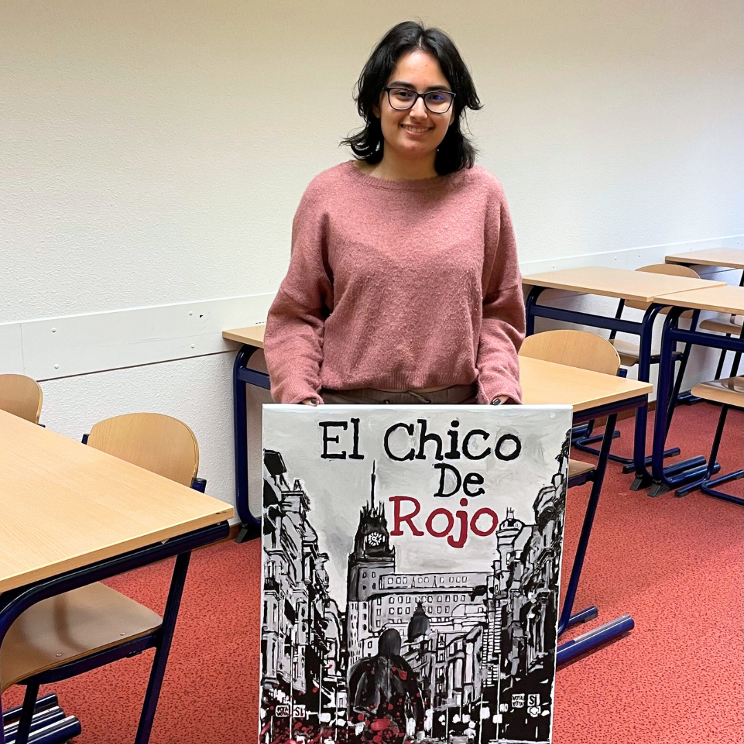 Louise Kramer houdt schilderij vast van haar boek "El Chico de Rojo"